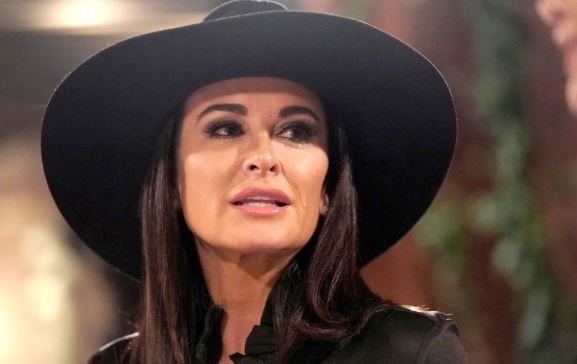 Strength Behind the Spotlight: Celebrity Kyle Richards’ Brave Journey with Hypermobility Syndrome