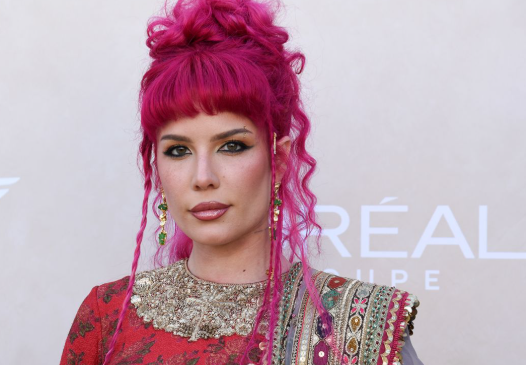 The Unseen Struggle Behind the Spotlight: Celebrity Halsey’s Powerful Journey with Hypermobility Syndrome