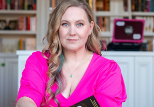 Behind the Words: Celebrity Rebecca Yarros Journey with Ehlers-Danlos and the Strength That Shapes Her Stories